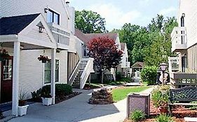 Gatehouse Suites East Lansing 3*